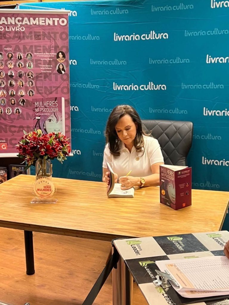 foto Luci Ulhoa autografando livro